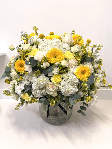 Vase arrangement Yellow & White